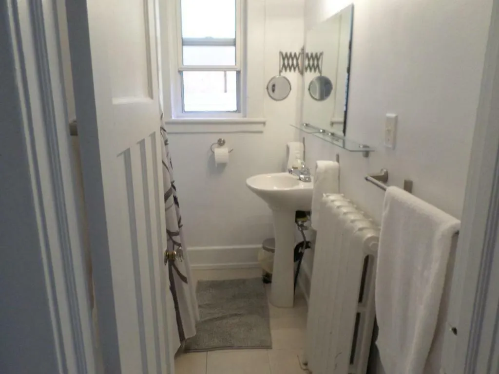 Beautiful, Clean, Quiet 2 Br-In Downtown Ottawa. Parking, Wifi And Netflix Included Apartment